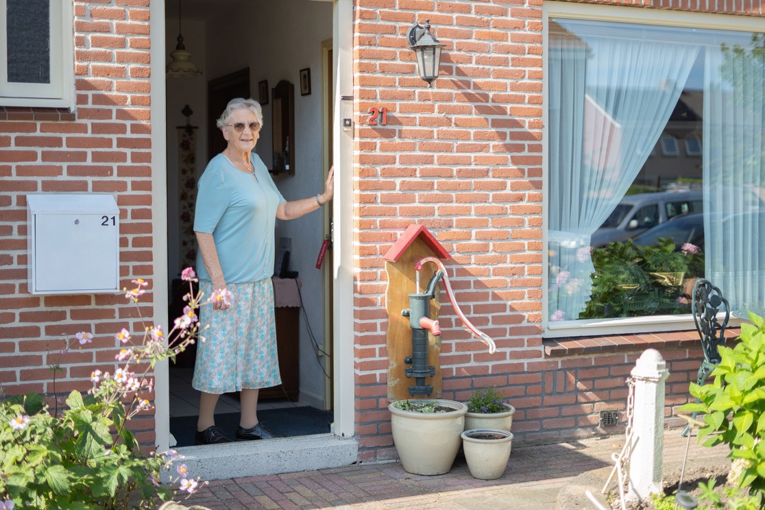 Annie Ruiten (82) in de deuropening van haar huis.